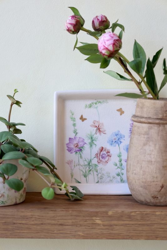Papillon fat med blomster – krem