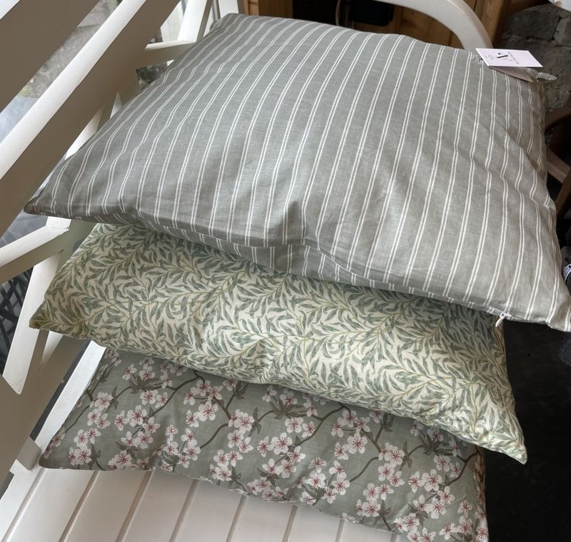 Pute med fyll Ethnic, double stripe, lys grønn